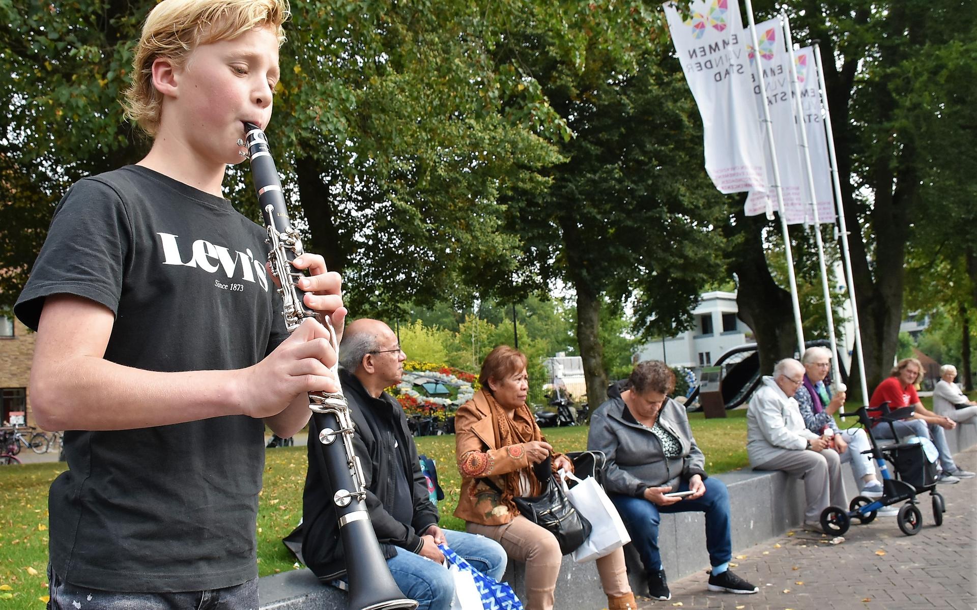 Muziek op de hoek van de straat tijdens Gooi maar in mijn pet festival
